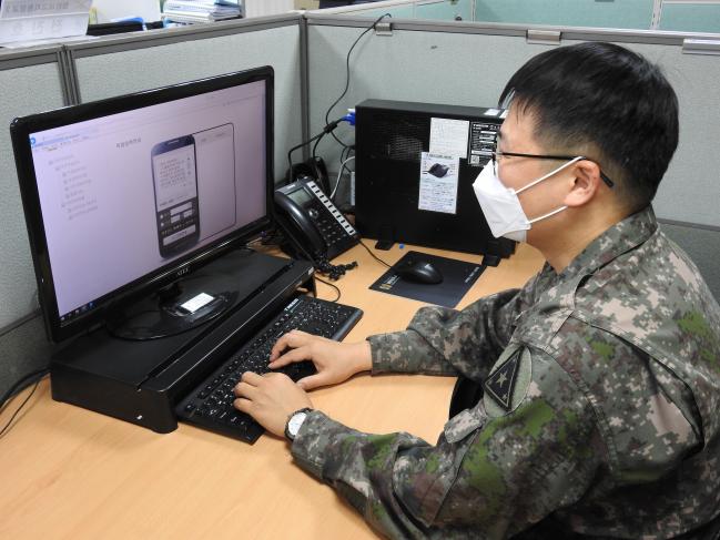 육군전투준비안전단 소속 장병이 최근 발생한 안전사고에 대한 안전예보문자를 단문전송체계를 활용해 작성하고 있다.  육군 제공 