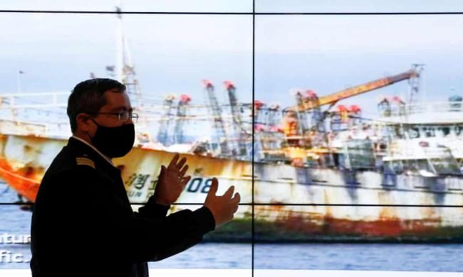 지난해 10월 칠레의 수산당국 관계자가 남미 태평양 연안을 따라 불법어업을 하는 중국 어선들의 현황을 설명하고 있다. 사진 = 로이터/연합
