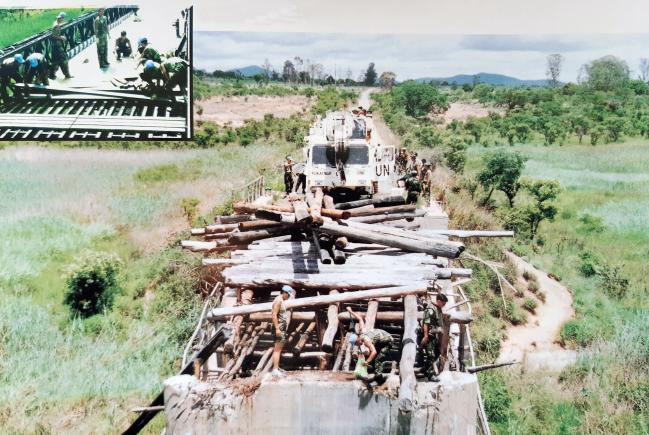 1995년 11월 앙골라 공병부대 장병들이 내전으로 파괴된 치피파교를 복구하고 있다. 