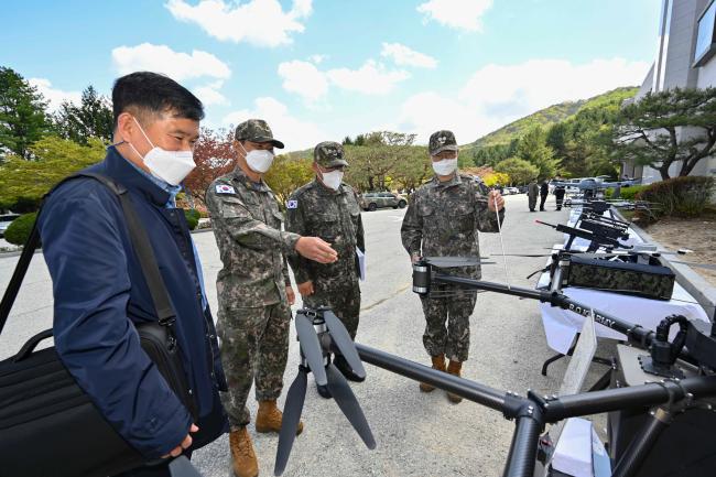 13일 계룡대에서 개최된 육군 드론발전 대토론회 참석자들이 전시된 11종의 상용 드론을 견학하고 있다.  육군 제공