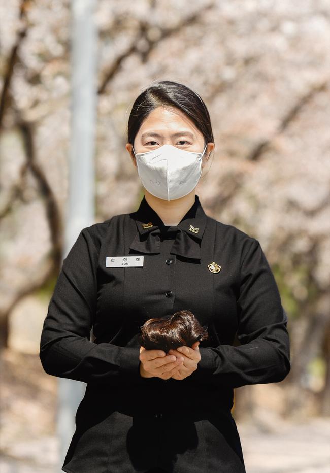 4년간 길러온 머리카락을 ‘어머나 운동본부’에 기부한 해군본부 손정혜 중사.   해군 제공