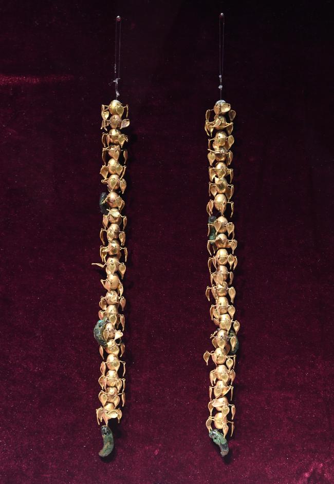 가는 고리에 사슬을 길게 늘이고 그 가운데에 원형 금판을 장식한 삼국시대(5세기 후반~7세기 전반)것으로 추정되는 금드리게.