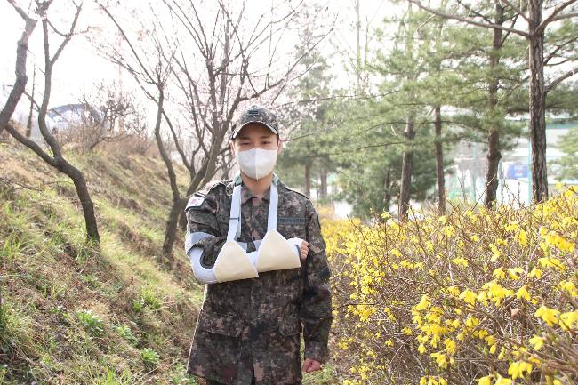 만취 상태로 무단횡단하던 여성을 몸을 날려 구해낸 육군7군단 방공대대 남형래 일병. 남 일병은 이 과정에서 당한 부상으로 4주간 깁스 치료 중이다. 

 부대 제공