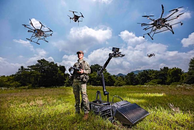육군드론봇전투체계를 이미지로 표현한 사진. 육군은 2030년까지 전 제대에 드론봇을 기반으로 한 유·무인 복합전투체계를 구축을 목표로 하고 있다. 육군제공
