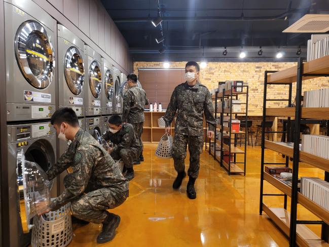 육군7사단 불사조여단 통일대대 장병들이 최근 개장한 카페형 병영세탁방에서 빨래를 하고 있다.  사진 제공=이원민 이병