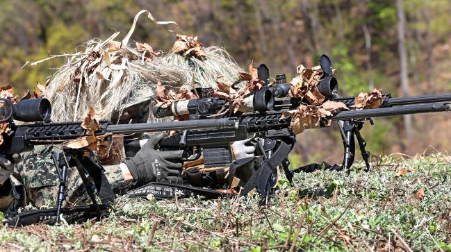 14일 육군특수전학교의 ‘저격수 자격화 교육과정’에 참가한 특전요원이 주둔지 내 저격수 사격훈련장에서 저격진지 점령 후 표적식별 등 임무 수행절차를 숙달하고 있다.  이경원 기자