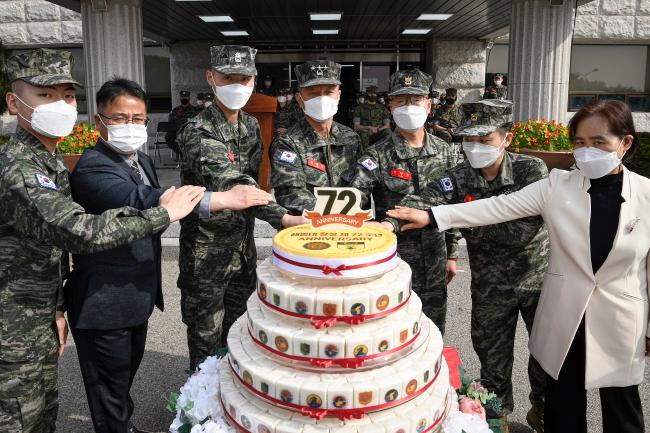 해병대가 15일 창설 72주년을 맞아 기념식을 진행한 가운데 김태성(가운데) 해병대사령관이 계급별 대표들과 축하 떡 케이크를 커팅하고 있다. 왼쪽부터 김수범 상병, 강창주 군무주무관, 김탁영 소령, 김 사령관, 양병장 주임원사, 전빛나 중사, 신영애 군무주무관.  부대 제공