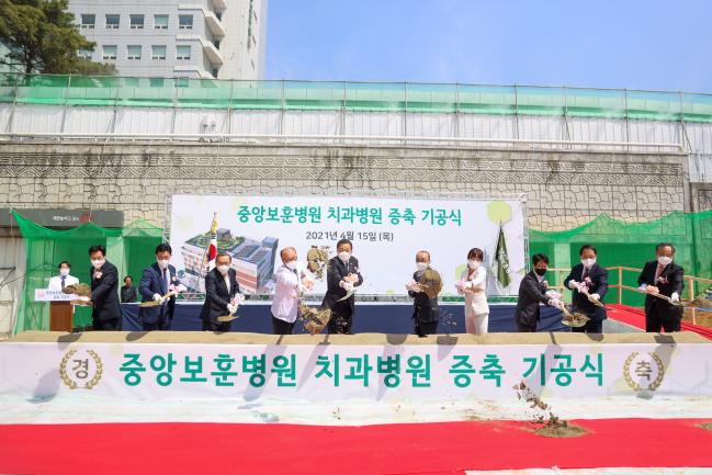 황기철(가운데) 국가보훈처장이 15일 오전 서울 중앙보훈병원에서 열린 치과병원 증축공사 기공식에서 주요 내빈과 함께 시삽식을 하고 있다.  보훈처 제공
