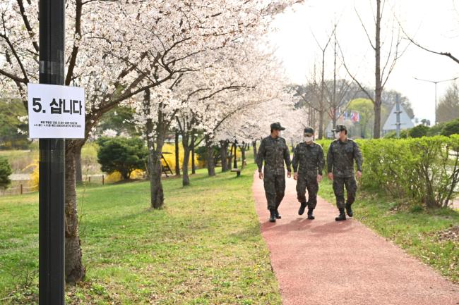 공군19전투비행단 장병들이 ‘마음 챙김의 주간’에 비대면 건강걷기 프로그램의 하나로 산책로를 걷고 있다.  사진 제공=신승주 상병