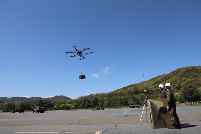 육군종합군수학교 수송교육단 교육장에서 수송용 드론 교육이 이뤄지고 있다. 수송용 드론은 오는 2023년부터 일선 수송부대에 배치될 예정이다.  부대 제공