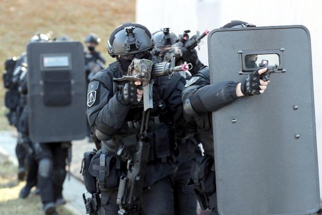 4차 산업혁명 기술로 탄생한 테러리즘 4.0에 대비해야 한다는 목소리가 높아지고 있다. 사진은 국군 장병들의 대테러 훈련 모습.  국방일보 DB