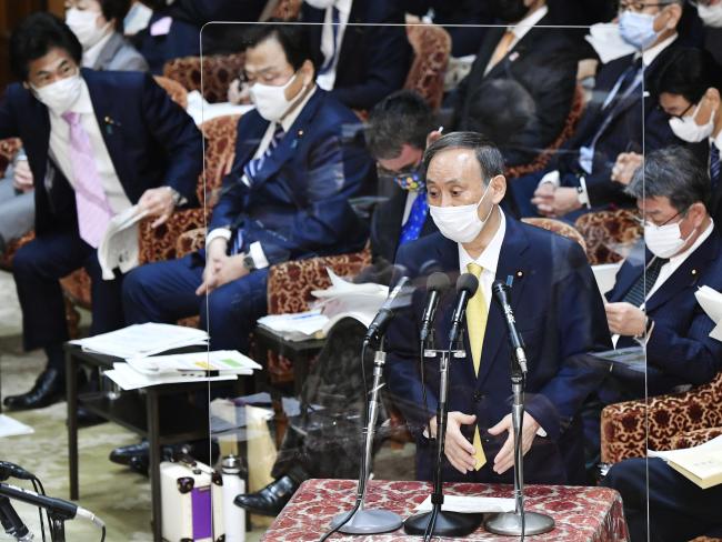 스가 요시히데 일본 총리가 지난 1월 26일 열린 열린 중의원(하원) 예산위원회에서 답변하고 있다.  연합뉴스