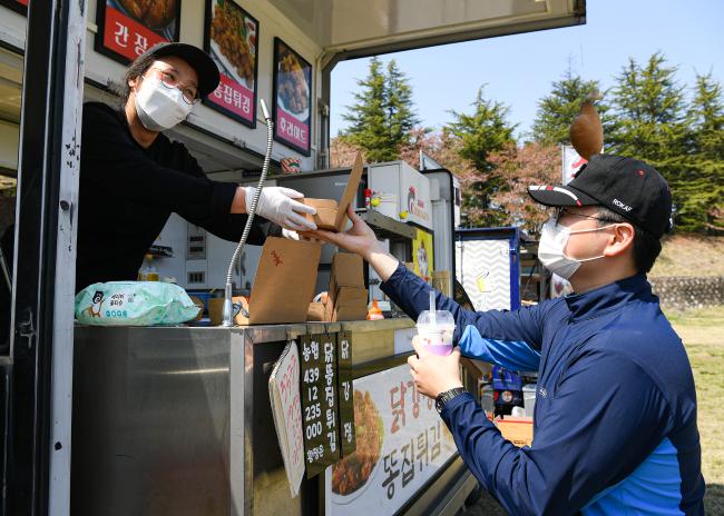 공군16전투비행단 힐링 프로그램에 참여한 한 장병이 푸드트럭에서 주문한 음식을 받고 있다.  사진 제공=우동균 하사