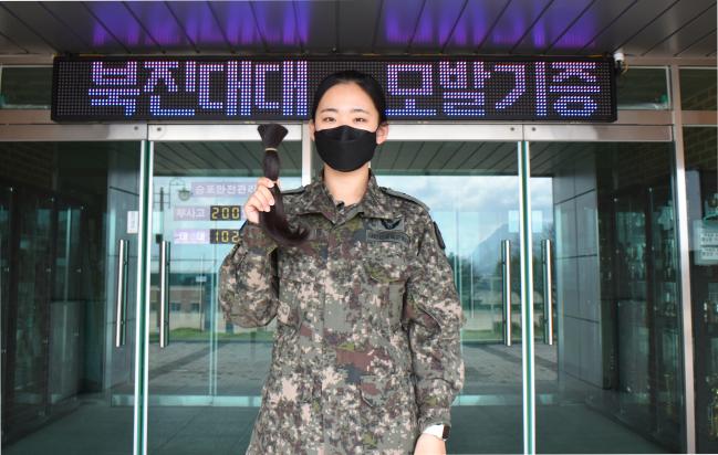 육군5포병여단 이유현 중위가 기증할 머리카락을 들고 포즈를 취하고 있다.  사진 제공=유승준 중위