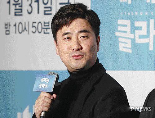 넷플릭스 드라마 ‘안나라수마나라’의 연출을 맡은 김성윤(왼쪽) 감독과 주연 배우 지창욱.  
 사진=연합뉴스, 넷플릭스