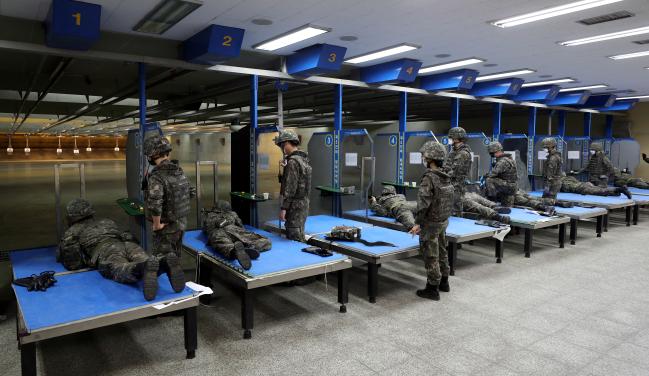 지상사격 평가 참가자들이  K2소총 사격을 하고 있다. 