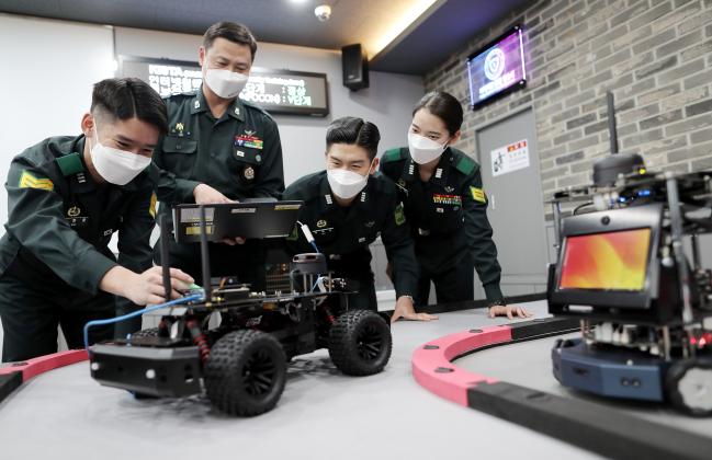 육군3사관학교 생도들이 자율주행차량 실습을 하고 있다. 3사는 올해 대대적인 교과과정 개편을 단행하고 4차 산업혁명 기술 역량 강화를 위한 실습장 신축, 첨단 장비 도입, 교육 프로그램 개선 등 교육혁신을 추진했다.