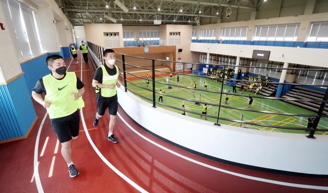 최근 단석관에 신축된 실내 트랙장에서 뜀걸음으로 체력단련 중인 생도들의 모습. 