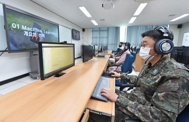 해군교육사령부 교관 및 실무 장병들이 정보통신학교 인터넷 원격교육장에서 진행하고 있는 한국 마이크로소프트(Microsoft Korea) 초청 ‘NAVY AI 캠프’ 중 비대면으로 인공지능과 관련한 실습 교육을 받고 있다.  사진 제공=홍석진 하사 