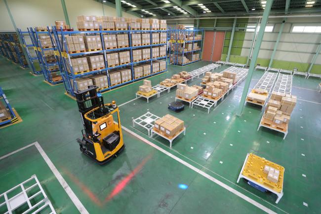‘일반창고 스마트화 시범사업’이 완료된 육군종합보급창 1보급단의 한 창고에서 무인지게차와 자율이송로봇(AGV·Automated Guided Vehicle)이 보급품들을 옮기고 있다. 사진=조종원 기자
