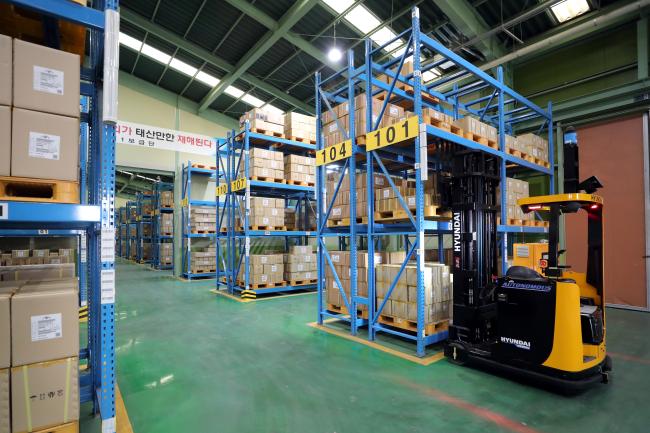 물류창고제어시스템 지시를 받은 무인지게차가 저장대에서 보급품을 색출하고 있다. 사진=조종원 기자
