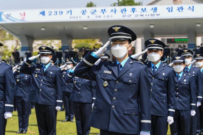 공군교육사령부 대연병장에서 열린 제239기 공군 부사관 후보생 임관식에서 신임 하사들이 경례하고 있다.  부대 제공 