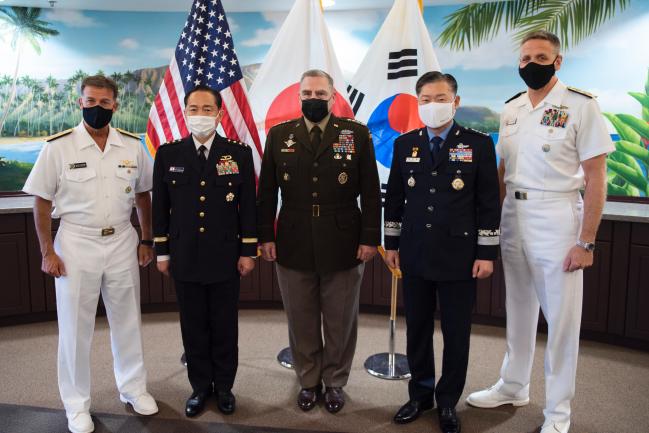 지난달 30일 미국 하와이에서 열린 한·미·일 합참의장 회의에서 원인철(오른쪽 둘째) 합참의장과 마크 밀리(가운데) 미 합참의장, 야마자키 코지(왼쪽 둘째) 일본 통합막료장이 기념사진을 찍고 있다.  합참 제공