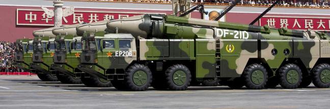 2015년 건국 70주년 기념 천안문 앞 퍼레이드에서 군용 차량에 탑재된 DF-21D 대함 탄도미사일이 지나가고 있다. 사진 = 로이터/연합

