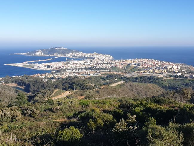 세우타 외곽 산정에서 내려다본 시내 전경. 멀리 보이는 반도 끝부분에도 견고한 성채가 있다. 필자 제공