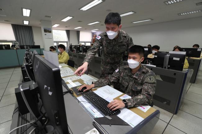 육군과학화전투훈련단(KCTC)이 과학기술 발전 및 안보환경 변화에 발맞춰 차세대 과학화전투훈련체계 구축에 나섰다. 사진은 KCTC 요원들이 과학화전투훈련체계 지원 상태를 모니터하는 모습. 조종원 기자