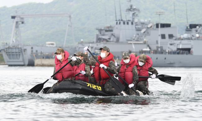 674기 해군병들이 4일 진해군항에서 IBS 훈련을 실시하고 있다.  사진 제공=홍석진 하사 