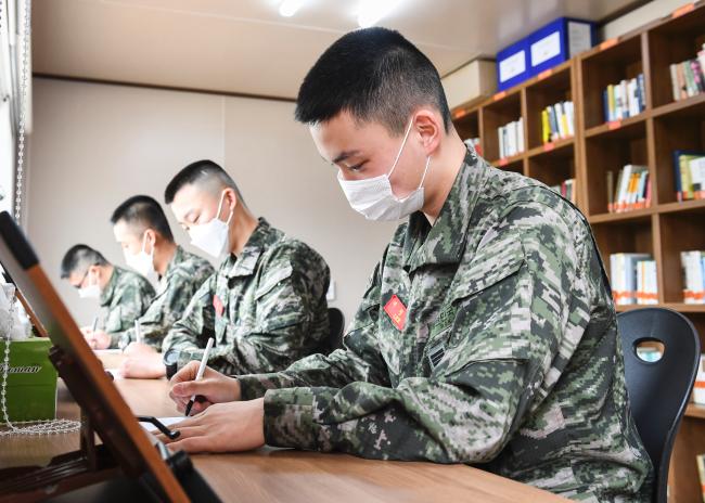 해병대2사단 전차대대 장병들이 어버이날을 앞두고 부모님께 감사의 마음을 담은 손편지를 작성하고 있다.  부대 제공