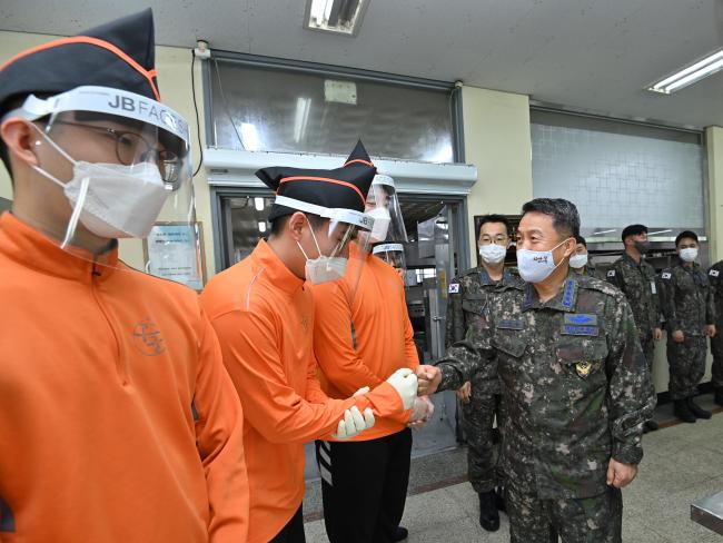 이성용(맨 오른쪽) 공군참모총장이 6일 대구 기지를 방문해 병사식당 등의 방역 관리현황을 점검하고, 격리장병들의 식단조리를 지원하는 병사들의 노고를 격려하고 있다.  공군 제공