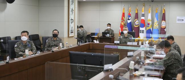 윤의철(오른쪽 셋째·육군중장) 합참차장 주관으로 열린 제30차 합동성위원회에서 참석자들이 합동성 강화에 대해서 다양한 의견을 나누고 있다.  합참 제공