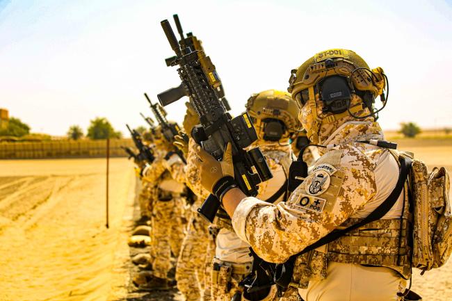 아크부대 18진 특수작전팀이 최근 UAE특수전사령부 스웨이한 사격장에서 시행된 단독훈련 중 기동전투사격을 준비하고 있다.  부대 제공 