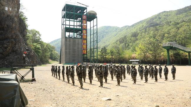 대열을 맞춰 정렬한 해병대 훈련병들이 해병대교육훈련단 유격교육대에서 훈련교관의 설명을 듣고 있다. 사진=유튜브 국방뉴스 ‘군금해’ 화면 캡처