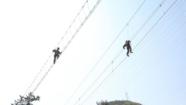 해병대 훈련병들이 해병대교육훈련단 유격교육대에서 유격훈련을 하고 있다. 사진=유튜브 국방뉴스 ‘군금해’ 화면 캡처