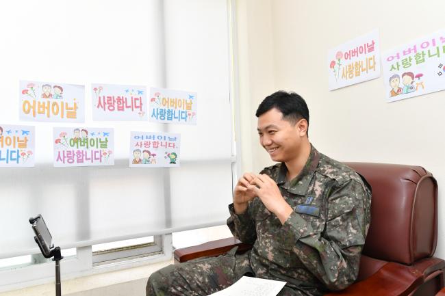 공군8681부대에서 근무하는 김재호 병장이 어버이날을 앞둔 6일 부모님과 영상통화 도중 손으로 하트를 그리하고 있다.  부대 제공