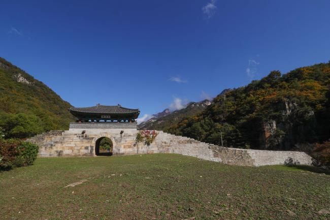 덕주산성의 남문인 ‘월악루’. 비교적 성곽이 잘 보존돼 있고 주변의 경치 또한 뛰어나다.

