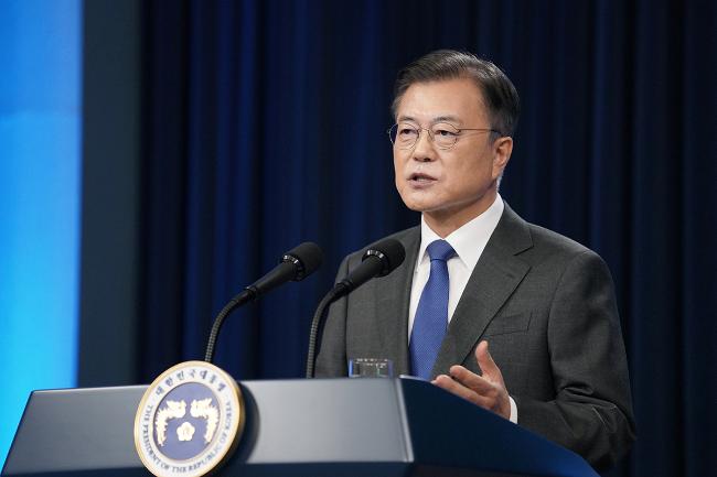 문재인 대통령이 10일 청와대 춘추관 브리핑룸에서 취임 4주년 특별연설을 하고 있다. 문 대통령은 이 자리에서 대북정책 등 향후 국정운영 방향과 주요 현안에 대한 입장을 밝혔다.  청와대 제공