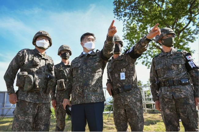 서욱(가운데) 국방부장관이 11일 오후 경기도 소재 중부전선 일반전초 부대를 방문해 대비태세를 점검하고 있다. 국방부 제공