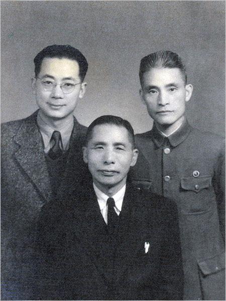 김홍일(오른쪽)이 윤봉길에게 제공한 폭탄 제조와 교섭을 맡은 중국인 왕백수(왼쪽), 대한민국 임시정부 주석 김구와 함께 찍은 사진.