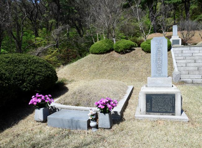 국립서울현충원 임정묘역의 김홍일 장군 묘소.   이헌구 기자