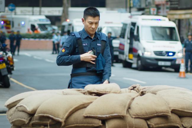 오는 20일 개봉하는 영화 ‘쇼크 웨이브 2’의 유덕화(왼쪽 사진)와 존 트라볼타가 마피아 대부로 출연하는 영화 ‘고티’의 한 장면.
