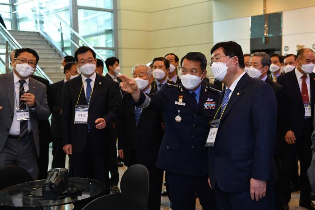 이성용(오른쪽 둘째) 공군참모총장이 11일 ‘에어로스페이스 콘퍼런스 2021(Aerospace Conference 2021)’ 참석에 앞서 국회 국방위원회 민홍철(왼쪽 둘째) 위원장, 설훈(맨 오른쪽) 위원 등 내빈들에게 첨단 과학기술이 적용된 전시 장비들을 설명하고 있다.  공군 제공