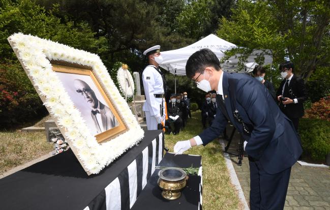 청산리전투를 대승으로 이끌고 광복 후 초대 국무총리를 지낸 이범석 장군을 추모하고 기리는 ‘철기 이범석 장군 제49주기 추모제’가 11일 오전 서울 동작구 국립서울현충원 국가유공자 제2묘역에서 열려 박재민 국방부 차관이 헌화 및 분향하고 있다.  조용학 기자