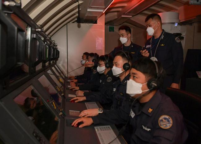 해군잠수함사령부 교육훈련전대 육상전술훈련장에서 열린 적 잠수함 공격훈련 경연대회에 참가한 유관순함 승조원들이 식별된 표적에 대한 대응절차 숙달 훈련을 실시하고 있다.  부대 제공