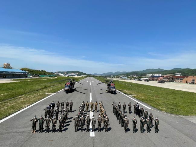 육군항공작전사령부 의무후송항공대 장병들이 12일 환자 후송 500회 임무 완수를 축하하며 숫자 ‘500’을 표현하고 있다.  부대 제공