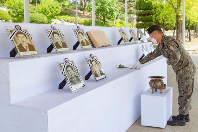강호필(소장) 육군1사단장이 12일 사단 사령부에서 열린 ‘육탄 10용사 호국정신 기념식’에 참석해 헌화하고 있다.  사진 제공=김명성 병장