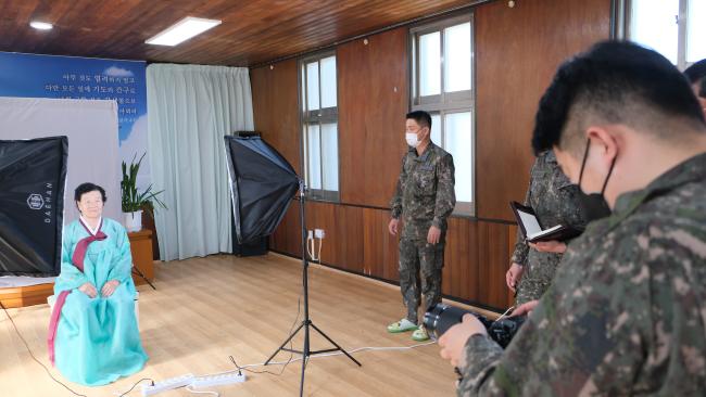 공군방공관제사령부 예하 8215부대 장병들이 부대 인근에 위치한 민간교회에서 지역 어르신의 장수 사진을 촬영하고 있다.  부대 제공